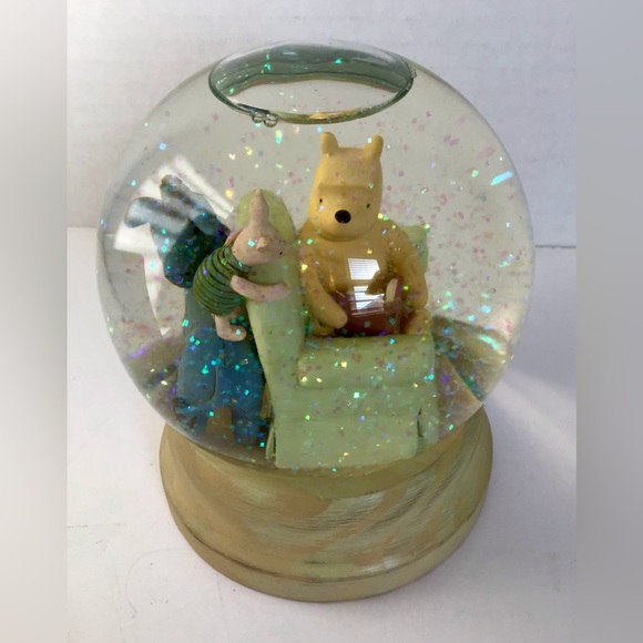 VINTAGE CLASSIC POOH DISNEY MICHAEL & COMPANY ORNAMENT - Picture 1 of 6